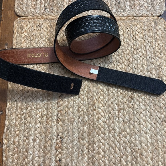 First Responder/ Police / Medics Black Leather Belt Excellent Condition Size 44 - Picture 2 of 7